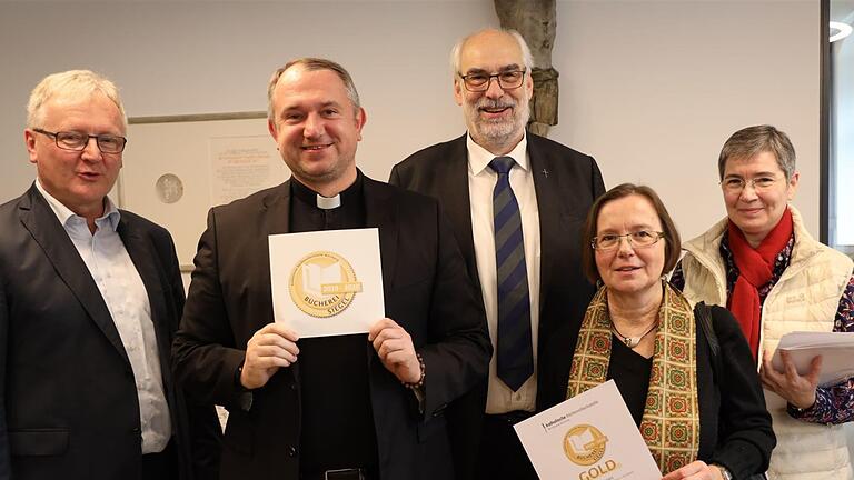 Die Bücherei Aschach hat das BüchereiSiegel in Gold des Bistums Würzburg verliehen bekommen: (von links) Bernd Schweßinger (Leiter des Medienhauses Würzburg), Pfarrer Michael Kubatko, Domkapitular Christoph Warmuth, Barbara Seufert (Bücherei Aschach) und Almut Koschel (Leiterin der Kath. Büchereifachstelle Würzburg). Foto: M. Hauck - Die Bücherei Aschach hat das BüchereiSiegel in Gold des Bistums Würzburg verliehen bekommen: (von links) Bernd Schweßinger (Leiter des Medienhauses Würzburg), Pfarrer Michael Kubatko, Domkapitular Christoph Warmuth, Barbara Seufert (Bücherei Aschach) und Almut Koschel (Leiterin der Kath. Büchereifachstelle Würzburg). Foto: M. Hauck Die Bücherei Aschach hat das BüchereiSiegel in Gold des Bistums Würzburg verliehen bekommen: (von links) Bernd Schweßinger (Leiter des Medienhauses Würzburg), Pfarrer Michael Kubatko, Domkapitular Christoph Warmuth, Barbara Seufert (Bücherei Aschach) und Almut Koschel (Leiterin der Kath. Büchereifachstelle Würzburg). Foto: M. Hauck - Die Bücherei Aschach hat das BüchereiSiegel in Gold des Bistums Würzburg verliehen bekommen: (von links) Bernd Schweßinger (Leiter des Medienhauses Würzburg), Pfarrer Michael Kubatko, Domkapitular Christoph Warmuth, Barbara Seufert (Bücherei Aschach) und Almut Koschel (Leiterin der Kath. Büchereifachstelle Würzburg). Foto: M. Hauck