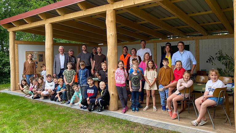Unser Bild zeigt die Schülerinnen und Schüler der Klasse 2d mit ihrer Lehrerin Dorothee Abert, Schulleiterin Gisela Schott und Ersten Bürgermeister Werner mit Mitarbeitern aus Bauhof und Stadtverwaltung. Unser Bild zeigt die Schülerinnen und Schüler der Klasse 2d mit ihrer Lehrerin Dorothee Abert, Schulleiterin Gisela Schott und Ersten Bürgermeister Werner mit Mitarbeitern aus Bauhof und Stadtverwaltung.