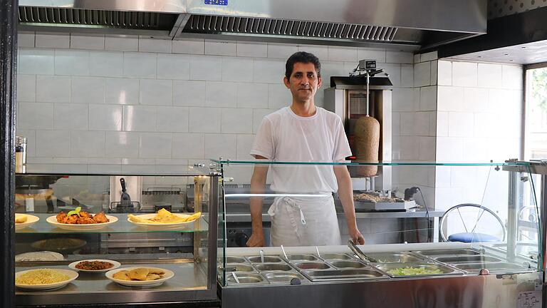 Hassan Hussain Khil steht hinter der Theke seines neu eröffneten Ladens 'Afghan Kabab' in Karlstadt. Hier gibt es neben Döner und Pizza auch afghanische Speisen.