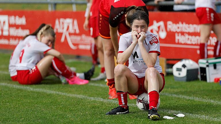 Enttäuschung bei Nicole Kreußer von den Würzburger Kickers nach der Niederlage im Verbandspokal-Finale gegen München. Enttäuschung bei Nicole Kreußer von den Würzburger Kickers nach der Niederlage im Verbandspokal-Finale gegen München.