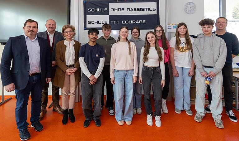 Auf dem Bild zu sehen sind die Schülerinnen und Schüler der KRASS-Gruppe (Klub Rassismus ablehnender Schülerschaft) vom Friedrich-List-Gymnasium Gemünden. Außerdem von links: Schulleiter Ingo Schneider, Bernd Rützel (MdB), Sophie von Bechtolsheim (Enkelin von Claus Schenk Graf von Stauffenberg) und am rechten Bildrand Jürgen Endres (Leitung der KRASS-AG). Auf dem Bild zu sehen sind die Schülerinnen und Schüler der KRASS-Gruppe (Klub Rassismus ablehnender Schülerschaft) vom Friedrich-List-Gymnasium Gemünden. Außerdem von links: Schulleiter Ingo Schneider, Bernd Rützel (MdB), Sophie von Bechtolsheim (Enkelin von Claus Schenk Graf von Stauffenberg) und am rechten Bildrand Jürgen Endres (Leitung der KRASS-AG).