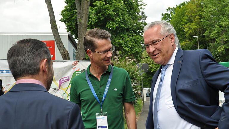 Innenminister Joachim Herrmann besuchte das Landesturnfest in Schweinfurt. OB Sebastian Remelé führte den Gast aus München zu den publikumsträchtigsten Veranstaltungen, vom Turnwettkampf in der TG-halle zur Team-Challenge am Baggersee und zuletzt zu den Showtanzvorführungen auf der Maininsel.