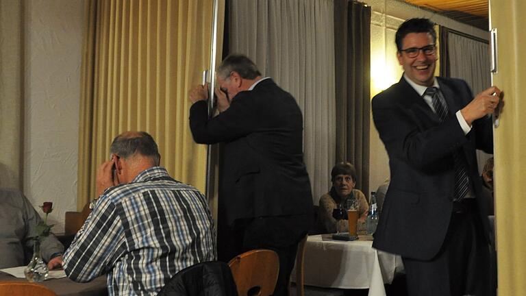 Erst Mal Tür zu: Klaus Thoma (rechts) sorgt für Trennung zwischen Kreuzwertheimer CSU und Freien Wählern – allerdings nur vorübergehend. Erst Mal Tür zu: Klaus Thoma (rechts) sorgt für Trennung zwischen Kreuzwertheimer CSU und Freien Wählern – allerdings nur vorübergehend.