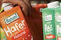 Zu pflanzlichen Milchalternativen wie Hafer-, Soja- oder Mandeldrink haben vergangenes deutlich mehr Verbraucher in Deutschland gegriffen. Dennoch gibt es in anderen Bereichen als Ernährung deutlich mehr Bereitschaft auf Verzicht.