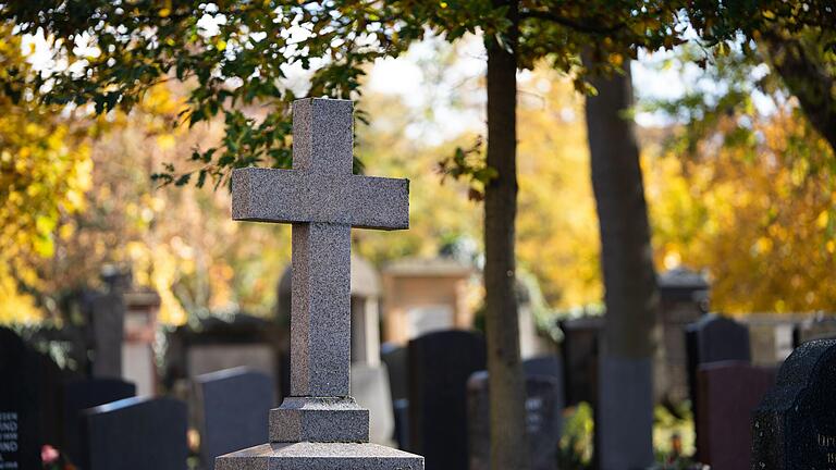 Werden Wahlkämpfe jetzt schon auf dem Friedhof (hier ein Symbolbild) ausgetragen? Und mit den Mitteln der Grabschändung? Im Hofheimer Stadtteil Ostheim ist genau dies mit der Grabstätte von CSU-Lokalpolitiker Reinhold Giebfried geschehen. Werden Wahlkämpfe jetzt schon auf dem Friedhof (hier ein Symbolbild) ausgetragen? Und mit den Mitteln der Grabschändung? Im Hofheimer Stadtteil Ostheim ist genau dies mit der Grabstätte von CSU-Lokalpolitiker Reinhold Giebfried geschehen.