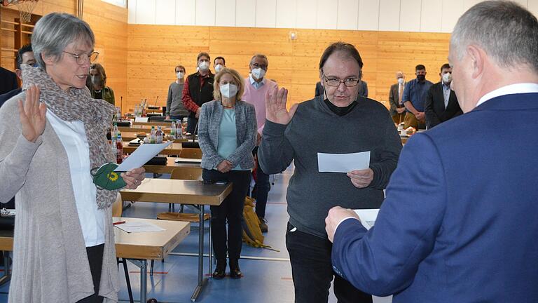 Wurden im Kreistag neu vereidigt: Eva Reichert-Nelkenstock (Grüne/BfU) und Gerhard Klamet (Die Linke). Wurden im Kreistag neu vereidigt: Eva Reichert-Nelkenstock (Grüne/BfU) und Gerhard Klamet (Die Linke).