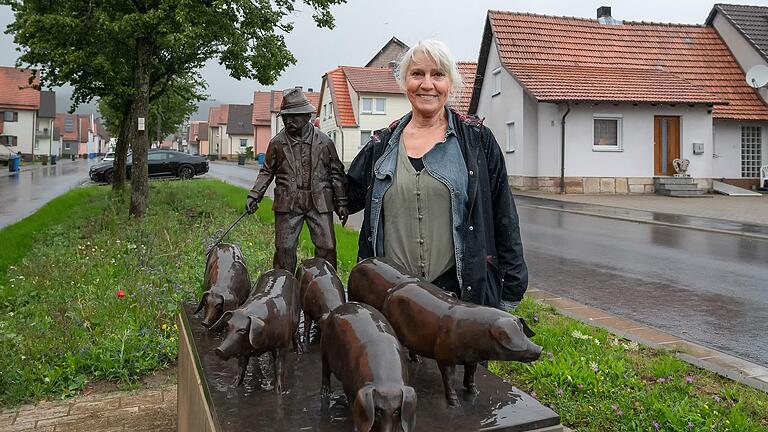 Brigitte Meffert gefallen in Langenleiten besonders die Ruhe und der Kunstanger mit zahlreichen Kunstwerken entlang der Dorfstraße.