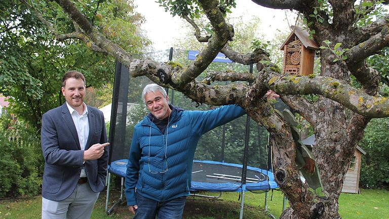 Jede Menge Nistkästen und Insektenhotels (im Bild) sorgen in Mittelstreu für Artenvielfalt. Im Bild: Allianzmanager Johannes Föhr mit Initiator Holger Erhard (von links). Jede Menge Nistkästen und Insektenhotels (im Bild) sorgen in Mittelstreu für Artenvielfalt. Im Bild: Allianzmanager Johannes Föhr mit Initiator Holger Erhard (von links).