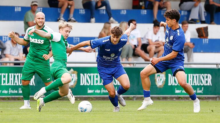 Fabio Hock (am Ball, Archivbild Juli 2024) hat bereits drei Saisontore für den FV 04 Würzburg erzielt.