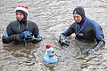Zünftiges Weihnachtsschwimmen: Die Ente an der Leine, die Glühweintasse in der Hand.