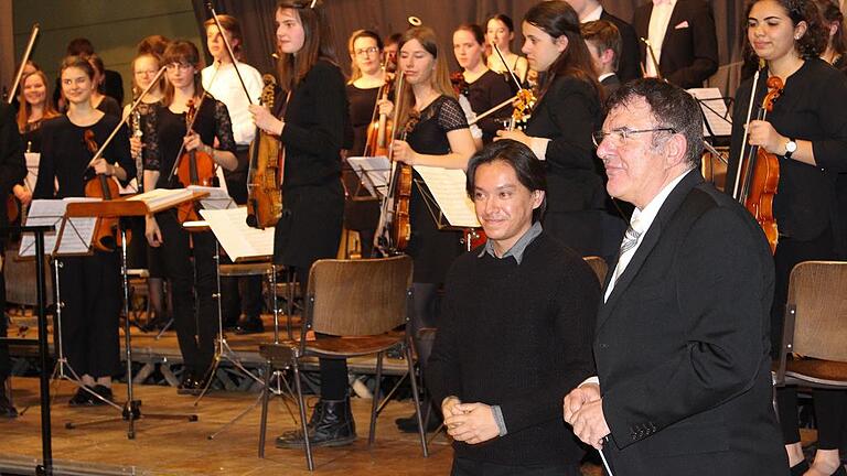 Gelungene Uraufführung: Die Junge Philharmonie spielte unter Leitung von Hermann Freibott (rechts) das Werk &bdquo;Sol de Viento&ldquo; des Komponisten Wingel Pérez Mendoza (links).