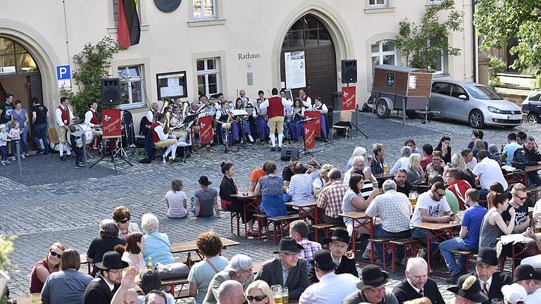 Zu den Klängen der Musikkapelle aus Buch verbrachten viele Beobachter des Probeauszugs und Gäste einige schöne Stunden auf dem historischen Marktplatz von Königsberg.