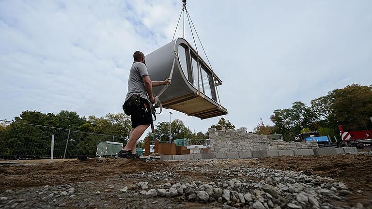 Tiny House auf dem Landesgartenschaugelände       -  Am Mittwoch schwebte das erste Tiny-House auf das Gelände der Landesgartenschau. Foto: Daniel Peter