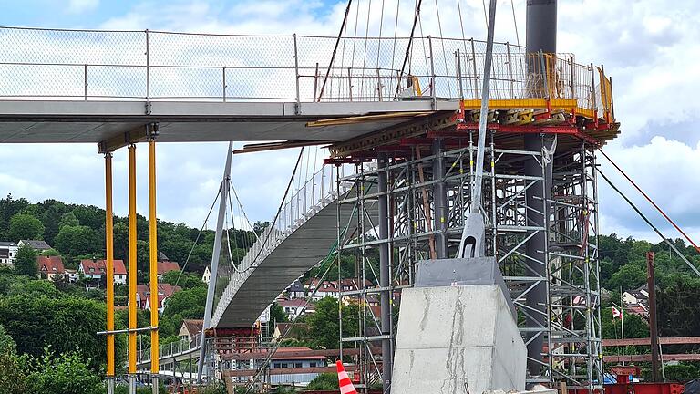 Die Baustelle des neuen Mainstegs zwischen Veitshöchheim und Margetshöchheim: Das Drahtseilnetz-Geländer aus Edelstahl ist bis auf die Handläufe bereits weitgehend montiert.