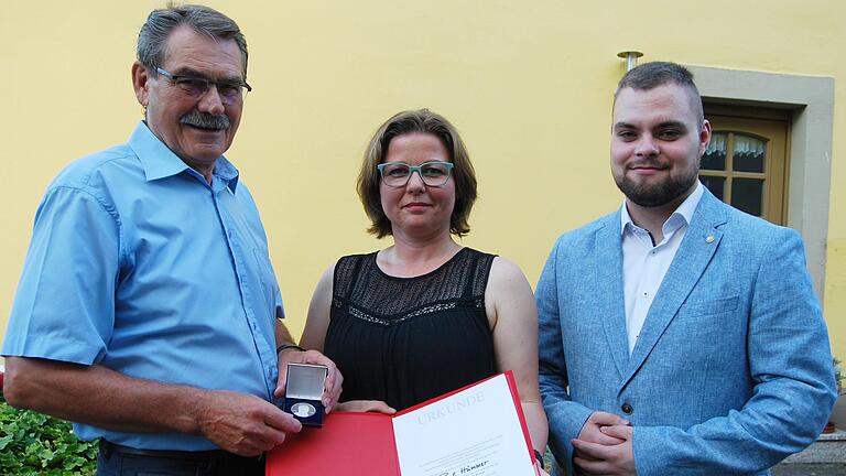 Wurde mit der Willy-Brandt-Medaille ausgezeichnet: Paul Hümmer (links) mit seiner Laudatorin, der SPD-Kreisvorsitzenden Johanna Bamberg-Reinwand, und seinem Nachfolger als Sander SPD-Chef, Sebastian Schnapp (rechts).