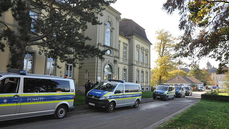 Mit einem Großaufgebot war die Polizei während des Stromausfalls im Bezirkskrankenhaus Schloss Werneck vor Ort, um die Sicherheit rund um die forensische Klinik zu gewährleisten.