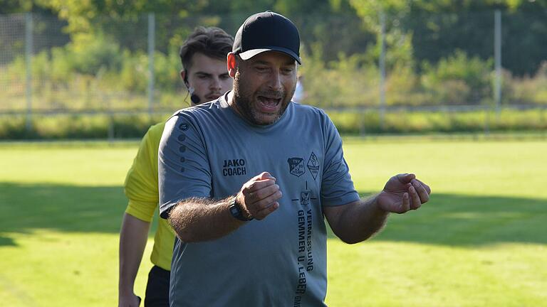 Ettlebens Trainer Stefan Riegler jubelt. Der TSV gewann das Bezirksliga-Auswärtsspiel beim TSV Eßleben. Das Foto von Rieglers Jubel entstand im Heimspiel gegen den SV-DJK Oberschwarzach.