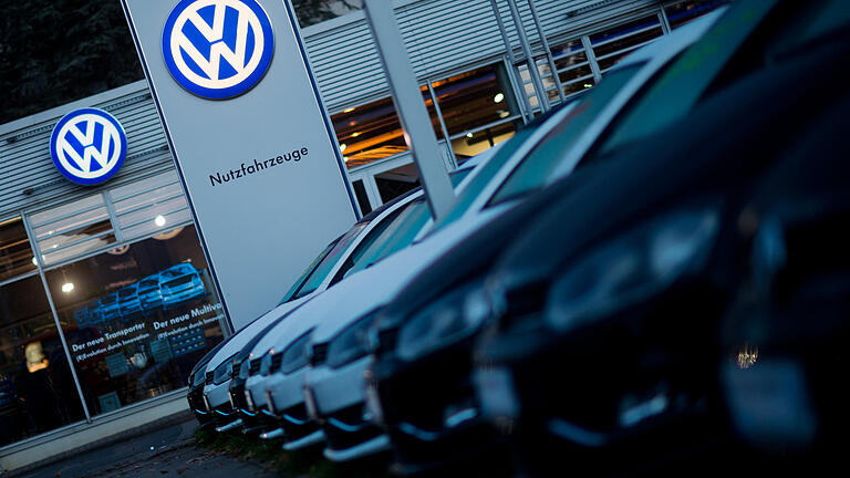 Volle Werkstatt durch VW-Skandal - Kommando zurück: VW reagiert auf den Abgas-Skandal mit einer großangelegten Rückruf-Aktion. Kunden sollen ihre Autos in die Werkstätten bringen, wo ein Update das Problem lösen soll. (Symbolbild) Volle Werkstatt durch VW-Skandal - Kommando zurück: VW reagiert auf den Abgas-Skandal mit einer großangelegten Rückruf-Aktion. Kunden sollen ihre Autos in die Werkstätten bringen, wo ein Update das Problem lösen soll. (Symbolbild)