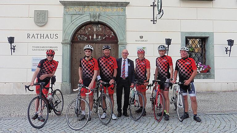 Mit dem Fahrrad nach Österreich: Ankunft am Platz vor dem Rathaus in Gmünd in Kärnten mit (von links) Ralf Bentfeldt, Ulrich Seltsam, Norbert Biere, Gemündens Bürgermeister Jürgen Lippert, Bernd Geipel, Thomas Gössl und Rudi Naht.