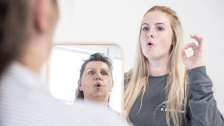 Logopädin Franziska Hofstetter macht mit einer Patientin Laut-Übungen zum Buchstaben O.