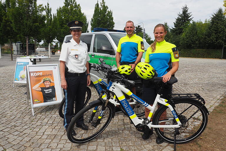 Simone Schatz, Thomas Schneider und Anne Aust (von links) stellten die Pedelecs den Bürgerinnen und Bürgern vor.