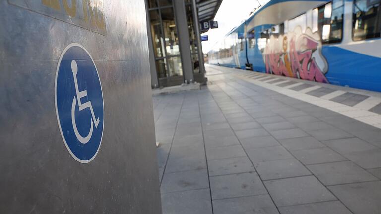 500 barrierefreie Bahnhöfe - Umbau geht Betroffenen zu langsam       -  Ein Rollstuhlfahrer-Schild prangt am Bahnsteig in Ansbach.