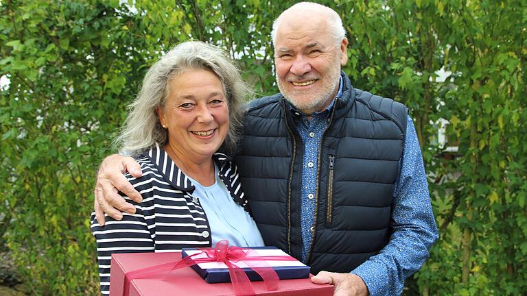 Josef Wächter aus Schwarzenau nahm an seinem 70. Geburtstags die Glückwünsche der stellvertretenden Landrätin Doris Paul entgegen.