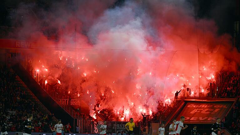 Pyrotechnik im Stadion - Der Einsatz von Pyrotechnik wird von Politik und Fußball entschieden abgelehnt. Pyrotechnik im Stadion - Der Einsatz von Pyrotechnik wird von Politik und Fußball entschieden abgelehnt.