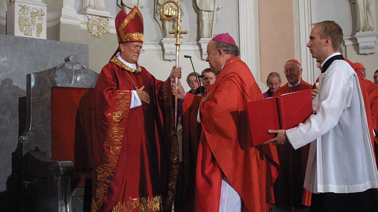 Am 19. September 2004 übernimmt Friedhelm Hofmann den Kiliansstab von seinem Vorgänger Dr. Paul-Werner Scheele. Am 19. September 2004 übernimmt Friedhelm Hofmann den Kiliansstab von seinem Vorgänger Dr. Paul-Werner Scheele.