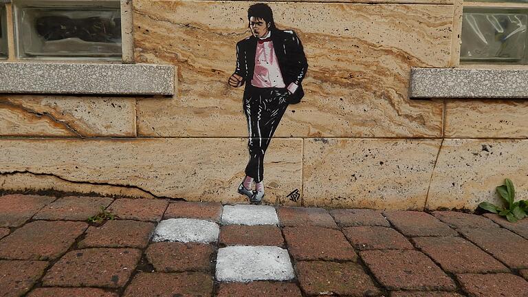 Michael Jackson in Aktion: Grafitto von Jamie Paul Scanlon am Gasthof Zur Sonne in Hausen. Michael Jackson in Aktion: Grafitto von Jamie Paul Scanlon am Gasthof Zur Sonne in Hausen. 