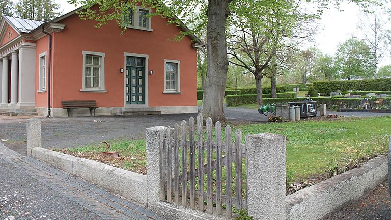 Als weiteres Bestattungsangebot auf dem Ostheimer Friedhof sollen auf der freigewordenen Fläche neben der Aussegnungshalle Urnenstelen errichtet werden.