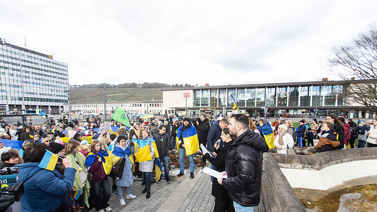 Zwei Jahre nach dem Beginn des russischen Angriffskrieges demonstrieren Menschen in Würzburg für die Freiheit der Ukraine.