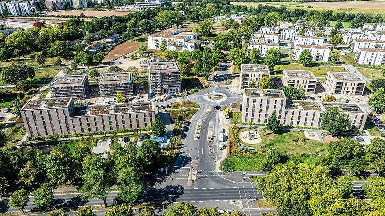 Drohnenaufnahme aus dem August vom neuen Stadtteil Bellevue in Schweinfurt mit dem Amerika-Platz im Vordergrund. Deutlich zu sehen ist, dass ein Großteil der Neubauten der SWG bereits fertig ist.