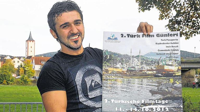 Taylan Zorlu mit dem Plakat der Türkischen Filmtage: Der Mühlbacher gehört zu den fünf Organisatoren der viertägigen Veranstaltung im Würzburger Kino Central.