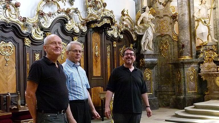 Architekt Alwin Zenkel, Pfarrer Marcus Wolf und Kirchenpfleger Josef Schirmer (von links) begutachten den renovierten Innenraum der St. Gangolf-Kirche. Architekt Alwin Zenkel, Pfarrer Marcus Wolf und Kirchenpfleger Josef Schirmer (von links) begutachten den renovierten Innenraum der St. Gangolf-Kirche.