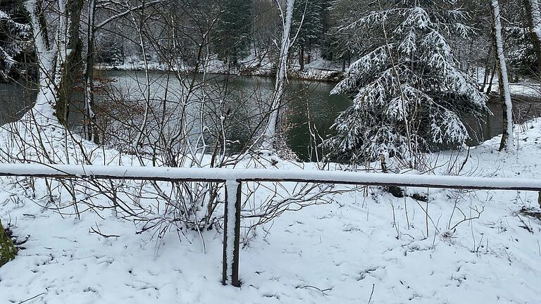 Auch am Basaltsee hielt der Winter am Sonntag noch einmal Einzug.