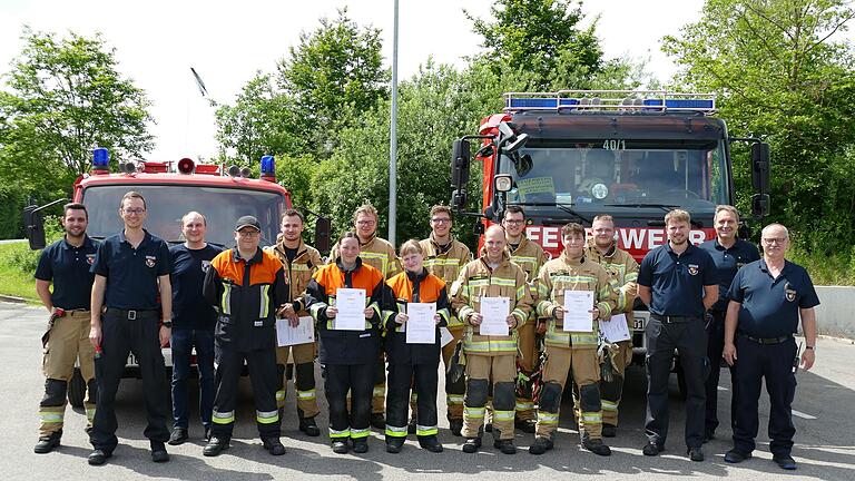 Auf dem Foto Johannes Pfau, Julian Weidinger, Markus Hebert (alle Ausbilder), Andreas Lang (Ergänzer FF Prappach), Hannes Hauck (FF Prappach), Jessica Frank (FF Uchenhofen), Moritz Bayer (FF Haßfurt), Nike Helas (FF Uchenhofen), Jakob Eck, Jan Durmann, Stefan Geier, Maximilian Vogt, Hannes Grümpel (alle FF Haßfurt), Christian Meisch (federführender Kommandant), Stephan Biertempfel (Kreisbrandinspektor), Peter Schüler (Kreisbrandmeister).