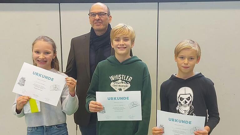 Schulleiter Ingolf John mit den Schulsiegern Emma Hommel, Niko Scheich und Lennart Schloßareck. Schulleiter Ingolf John mit den Schulsiegern Emma Hommel, Niko Scheich und Lennart Schloßareck.