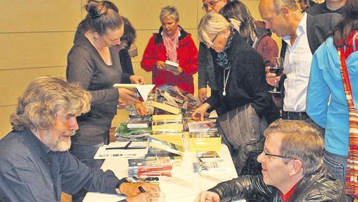 Begehrt: Reinhold Messner signierte Bücher und Autogrammkarten der Besucher in der Scherenberghalle.