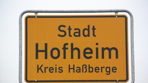 Das Ortsschild von Hofheim