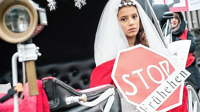 2015 protestierte Terre des Femmes vor dem Brandenburger Tor gegen &bdquo;Frühehen&ldquo;. Die Szene mit der jungen Braut ist gestellt.