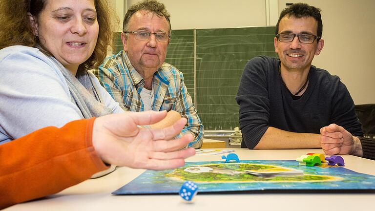 Konzentrierte Blicke beim Offenen Spieletreff in Ochsenfurt: Die Spielefans Tanja Krinke, Winfried Betz (Initiator des Spieletreffs) und Klaus Neckermann.