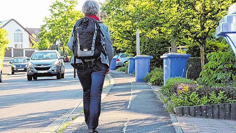 Vorbild oberer Speckertsweg: Hier stehen alle Mülltonnen in den Einfahrten und der Weg für Barbara Mergenthaler ist frei.