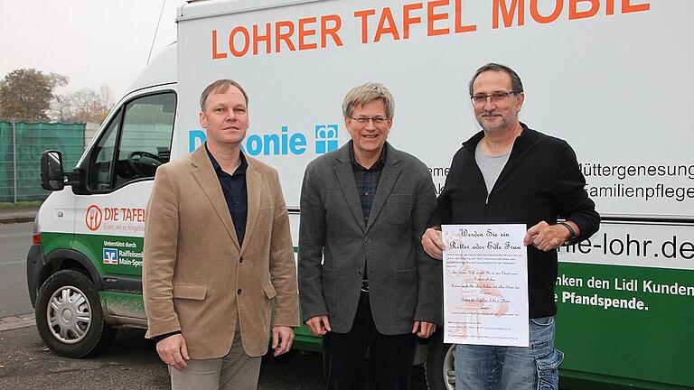 Möchten die Tafelrunde erweitern: Dekan Till Roth, Tafelleiter Michael Donath und der Ehrenamtliche Thomas Damm bitten um Spenden für die Lohrer Tafel.
