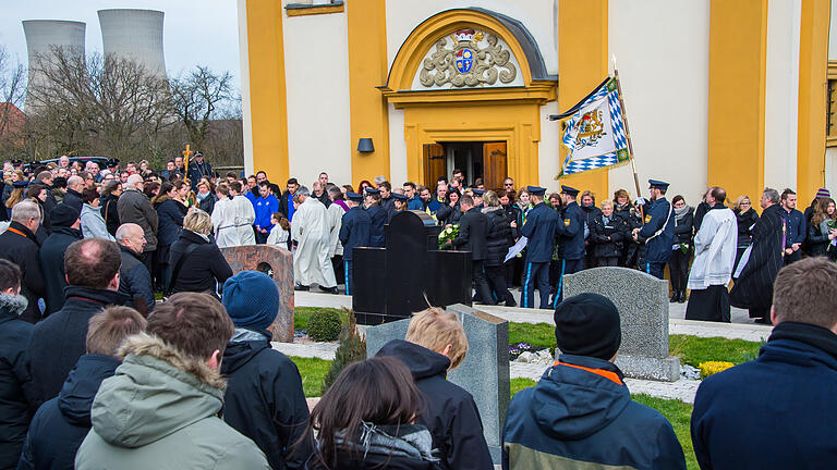 Der erschossene Polizeischüler wurde im Bergrheinfelder Ortsteil Garstadt beigesetzt.