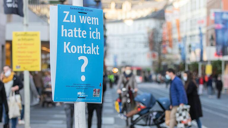 In der Würzburger Innenstadt rufen Plakate zu einem achtsamen Umgang mit der aktuellen Situation auf. In der Würzburger Innenstadt rufen Plakate zu einem achtsamen Umgang mit der aktuellen Situation auf.