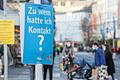 In der Würzburger Innenstadt rufen Plakate zu einem achtsamen Umgang mit der aktuellen Situation auf.