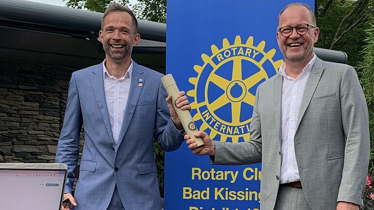 Der alte Präsident Frank Kugler übergibt die Charterurkunde des Rotary Clubs Bad Kissingen an den neuen Präsidenten, Philipp Cramer.       -  Der alte Präsident Frank Kugler übergibt die Charterurkunde des Rotary Clubs Bad Kissingen an den neuen Präsidenten, Philipp Cramer.