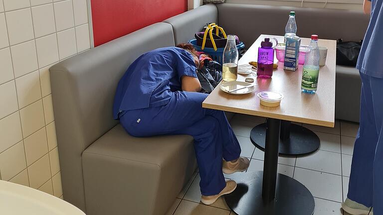 Kaputt in der Pause: Die Schichtdienste auf einer Intensivstation schlauchen. Hier eine Pflegerin erschöpft im Aufenthaltsraum.