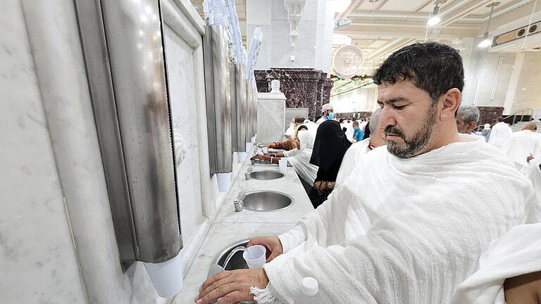 Großen Moschee in Mekka - Süßwasserquelle Samsam.jpeg       -  Wassersparen ist wenig populär in Saudi-Arabien. Der Verbrauch ist pro Kopf ist weit höher als beispielsweise in Deutschland. Jetzt will die Regierung umsteuern.